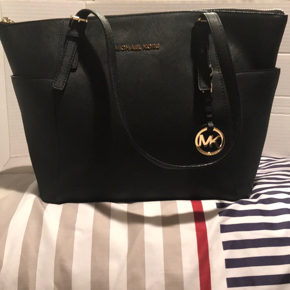 Michael Kors Jet Set Top Zip Medium Purse